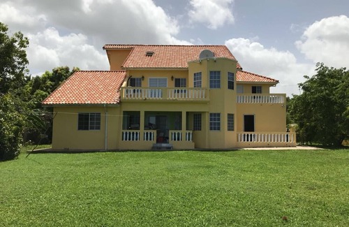 Whitehouse House | Furnished Villa right on the beach!