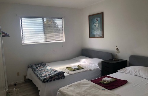 Gibsons House | Furnished whole house 5 bedrooms and 2.5 bathrooms for rent