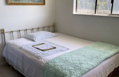 Gibsons House | Furnished whole house 5 bedrooms and 2.5 bathrooms for rent