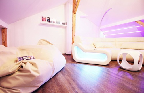 Neudorf-Nord Apartment | Futuristisches Wohndesign auf 2 Etagen Nahe Uni/messe