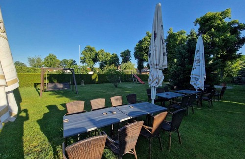 Trebbin Apartment | Gästezimmer mit Bezauberndem Garten und Koi-teich
