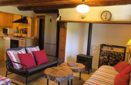 La Besseyre-Saint-Mary House | Gîte 10 pers avec 4 chambres et 3 salles d'eau, animaux admis - FR-1-582-94