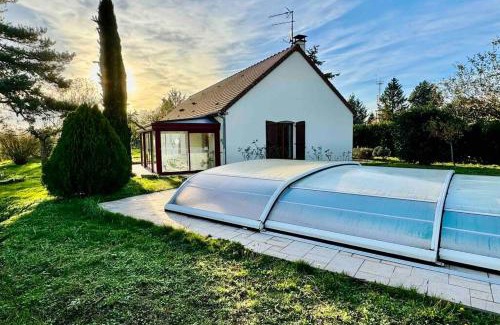 Avermes House | Gîte 3 étoiles les Gourlines avec balneo, véranda, piscine et garage