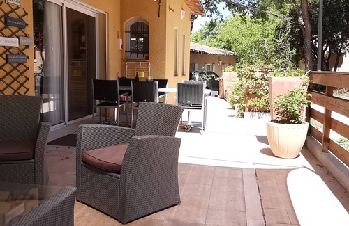 Cabrieres-d'Avignon House | Gîte 4 Étoiles Dans un Écrin de Verdure, Proche Tous Commerces, Piscine