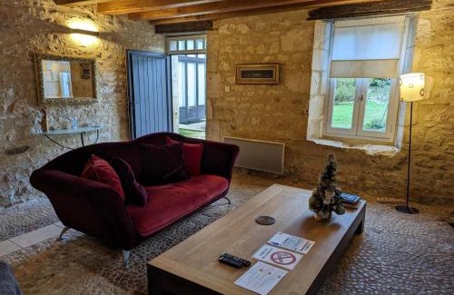 Rivieres House | Gîte authentique avec cheminée, terrasse et WiFi en Charente - FR-1-653-119