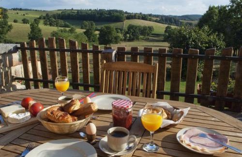 Chirassimont House | Gîte charmant avec four à pain, jardin, terrasse, jeux et poêle à bois, acceptant animaux - FR-1-496-137