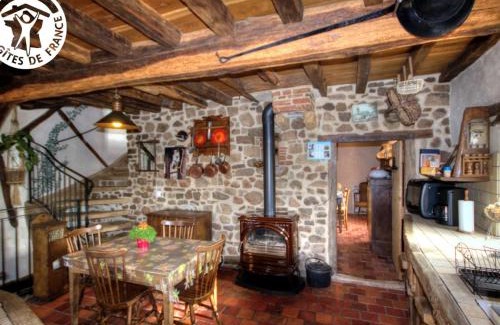 Chirassimont House | Gîte charmant avec four à pain, jardin, terrasse, jeux et poêle à bois, acceptant animaux - FR-1-496-137