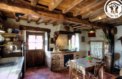 Chirassimont House | Gîte charmant avec four à pain, jardin, terrasse, jeux et poêle à bois, acceptant animaux - FR-1-496-137