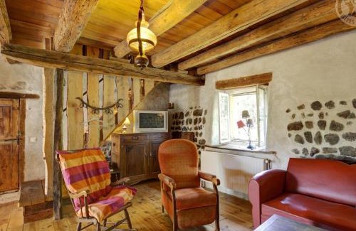Saint-Georges-Haute-Ville House | Gîte cosy avec jardin, terrasse ombragée, poêle à bois, et équipements bébé à Saint-Georges-Haute-Ville - FR-1-496-191