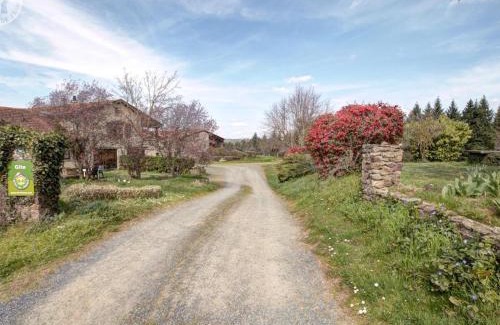 Saint-Medard-en-Forez House | Gîte de charme avec cheminée, balcon et jardin à St-Médard-en-Forez - FR-1-496-279