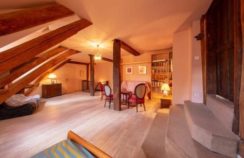 Bellegarde-du-Loiret House | Gîte de charme avec cour et jardin, proche château, cheminée, ping-pong, draps inclus - FR-1-590-2