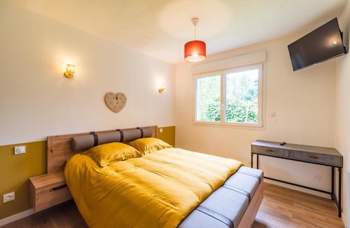 Ploumilliau House | Gîte de Kerduraison - Maison avec grand jardin