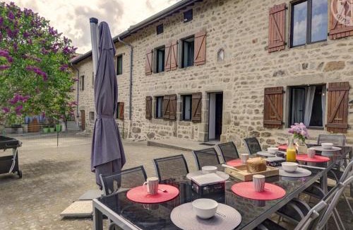 Chalmazel-Jeansagniere House | Gîte en pierre rénové avec jardin et WiFi à Chalmazel-Jeansagnière - FR-1-496-253