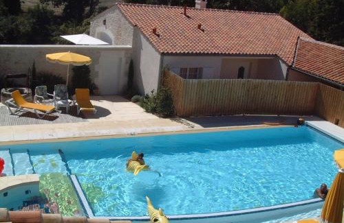 Saint-Cybardeaux House | Gîte familial avec piscine chauffée, jardin clos, équipement bébé, au cœur d'une propriété viticole. - FR-1-653-70