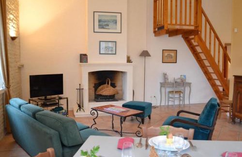 Saint-Cybardeaux House | Gîte familial avec piscine chauffée, jardin clos, équipement bébé, au cœur d'une propriété viticole. - FR-1-653-70