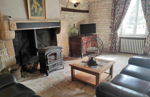 Mareuil-sur-Arnon House | Gîte indépendant au bord de la rivière, cadre historique, pêche, animaux bienvenus, parking privé - FR-1-586-22