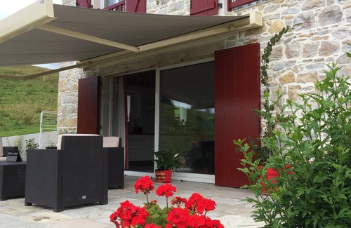 Bearn-Basque Country House | Gîte Maison Cauhepé 4* sleeps 4, 2 kms from a listed village