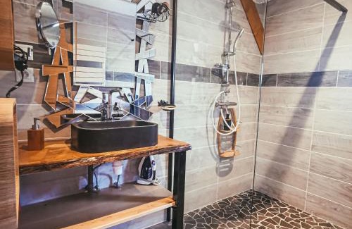 Saint-Remy House | Gîte paisible avec piscine, terrasse et Wifi en pleine forêt pour 4 pers - FR-1-589-662