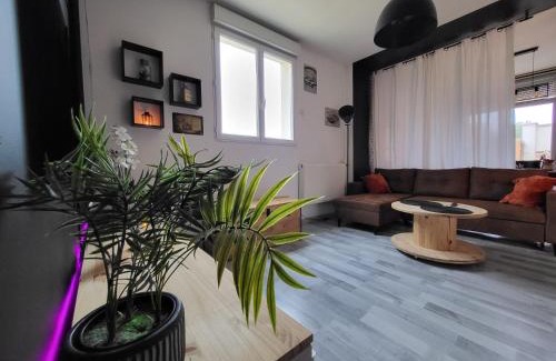 Lillers House | GÎTE PRIVATIF, MAISON DE VACANCES FAMILIALE 100m2 avec piscine, parking privé "Un plaisir d'évasion" gîte de France 3 épis