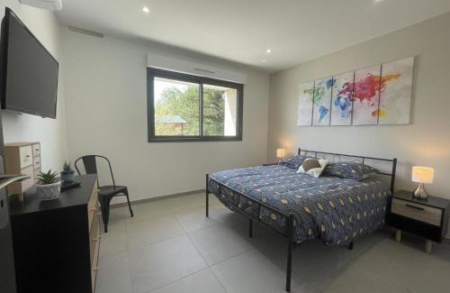 Couzon House | Gîte rénové avec piscine chauffée couverte, climatisation, proche randonnées et attractions locales - FR-1-489-471