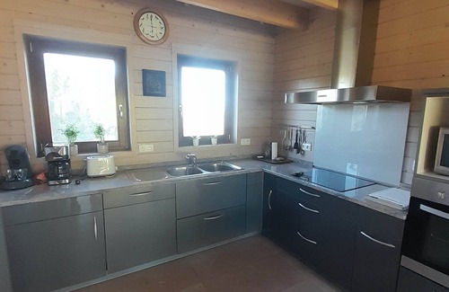 Engreux House | Gîte Tout Confort Avec Grand Jardin, Terrasse et Garage Dans Village Calme