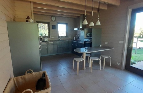 Engreux House | Gîte Tout Confort Avec Grand Jardin, Terrasse et Garage Dans Village Calme