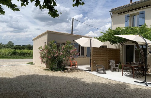 Tulette Cottage | Gîtes in the vineyards, park, swimming pool, playground, pétanque court, spa .