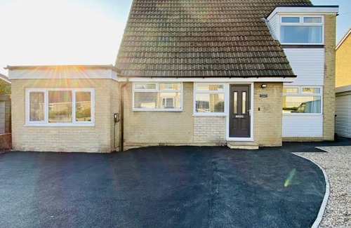 Rastrick House | G/Floor Bed+Bath | Garden | Pets | Parking+EV Charger
