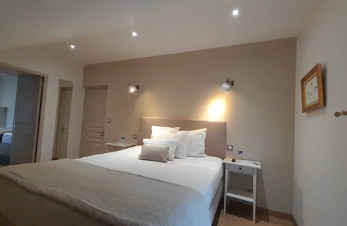 Villers-les-Ormes Bed & Breakfast | G2: family room at the Treuillaud estate with swimming pool