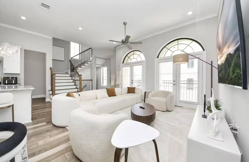 Woodlake - Briar Meadow House | Galleria Luxury 3BR 4 Story Townhome; Rooftop Balcony + 2-Car Private Garage