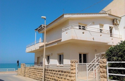 Scoglitti Apartment | Gambusia 2 - apartment 30 meters from the sea with private patio