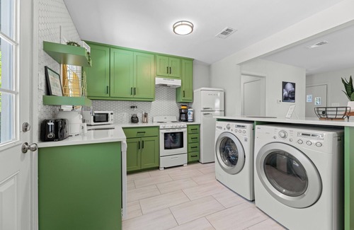 Central Arlington House | Game Day Getaway- 2 bedroom gem
