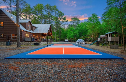 Broken Bow Cabin | Game & Gather - Pickleball, 2 Hot Tubs, Mini Golf, + MUCH more - Sleeps 21