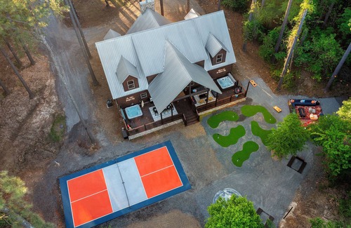 Broken Bow Cabin | Game & Gather - Pickleball, 2 Hot Tubs, Mini Golf, + MUCH more - Sleeps 21