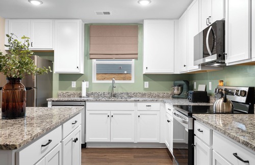 Fountain Inn House | Game On! Epic Gameroom, King, fireplace, firepit, parking, 300Mbps, 5 Smart TVs