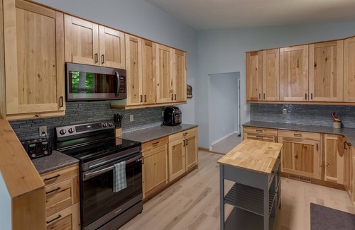 Garrison House | Game Room! Sleeps 13- Newly Remodeled- Sports Channels & More- Great Fishing!