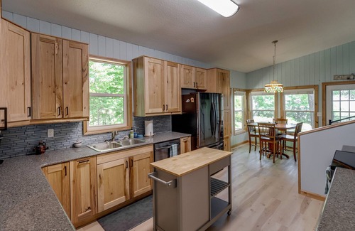 Garrison House | Game Room! Sleeps 13- Newly Remodeled- Sports Channels & More- Great Fishing!