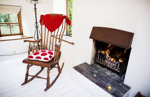 Rhydwyn Apartment | Gamekeeper's - a cosy fire that sleeps 3 guests in 1 bedroom