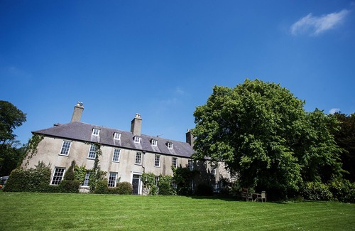 Rhydwyn Apartment | Gamekeeper's - a cosy fire that sleeps 3 guests in 1 bedroom