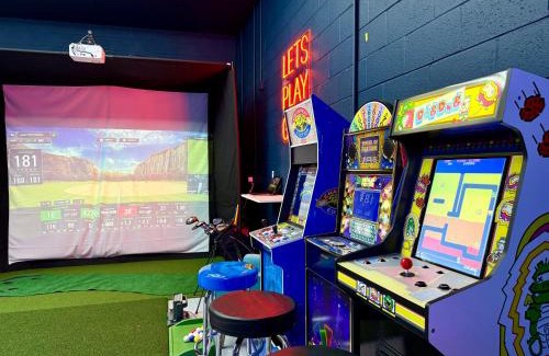Van Valzah House | Gameroom! Golf Simulator! Beach! Movie Theater!