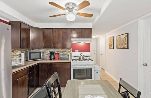 River Forest Apartment | Garden Condo W/Desk and free kids toys