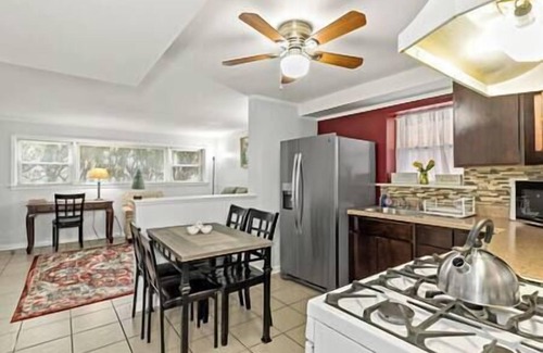 River Forest Apartment | Garden Condo W/Desk and free kids toys