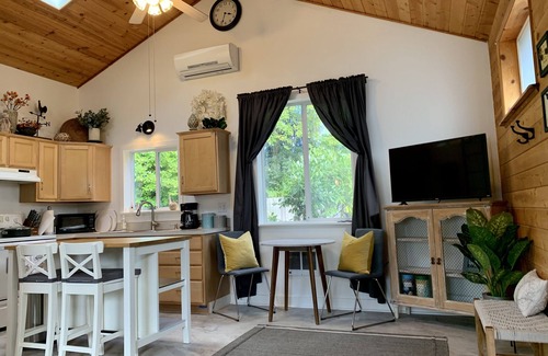 Eugene Cottage | Garden Cottage - 1 bedroom + loft sleeps 4, 15 min to U of O