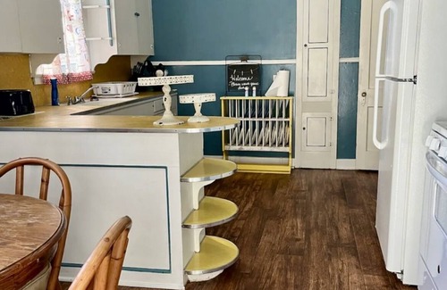 West Monroe Cottage | Garden Cottage in the city. Pet friendly!