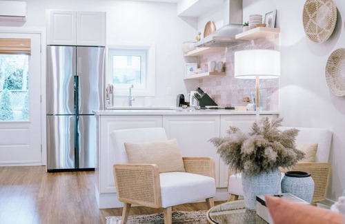 Prince Edward House | Garden Cottage Pet Friendly w/complimentary Sandbanks Park Pass