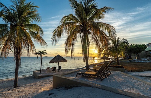 Isla Mujeres Cottage | Garden Cottage Perla at Villa Makax. The sargaso free beach is steps away