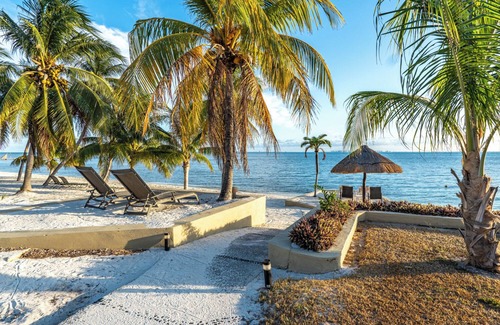 Isla Mujeres Cottage | Garden Cottage Perla at Villa Makax. The sargaso free beach is steps away