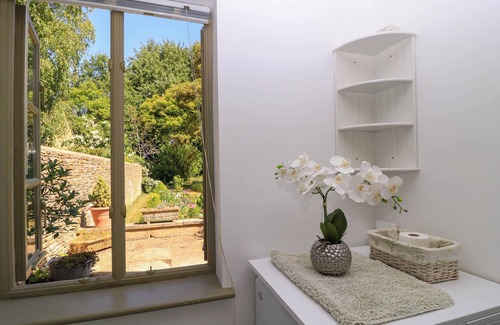 Black Bourton Cottage | GARDEN COTTAGE, romantic, character holiday cottage in Black Bourton