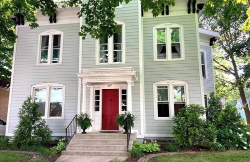 Valparaiso Apartment | Garden Getaway: Charming Lower Level Apartment