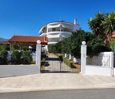 Amarinthos House | Garden House